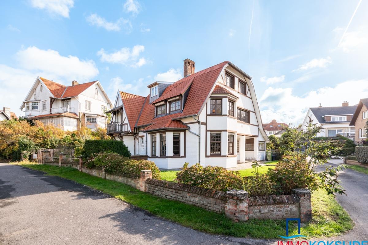 Authentieke koppelwoning met 5 slaapkamers en zonnige tuin