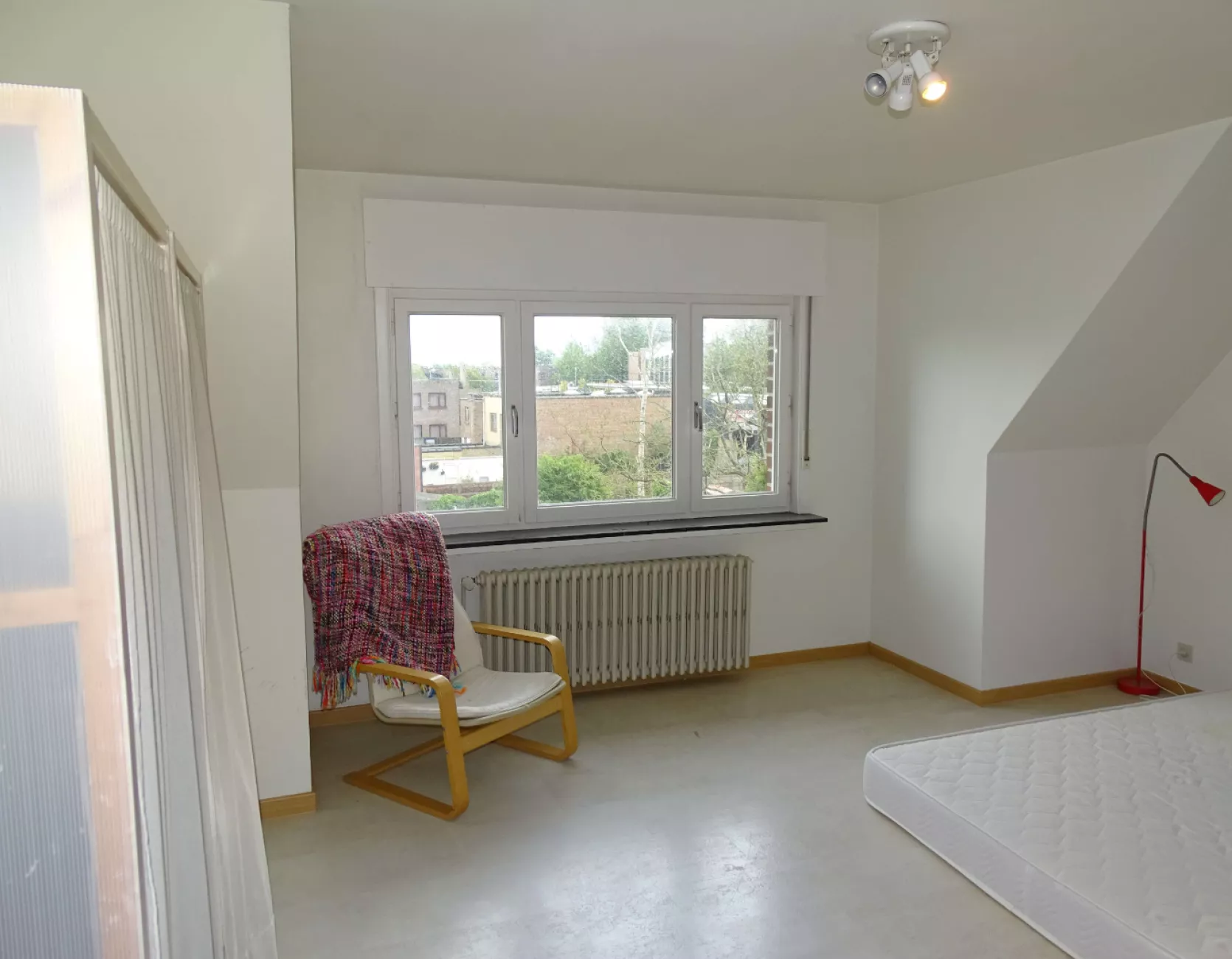 Handelsruimte met tuin en appartement