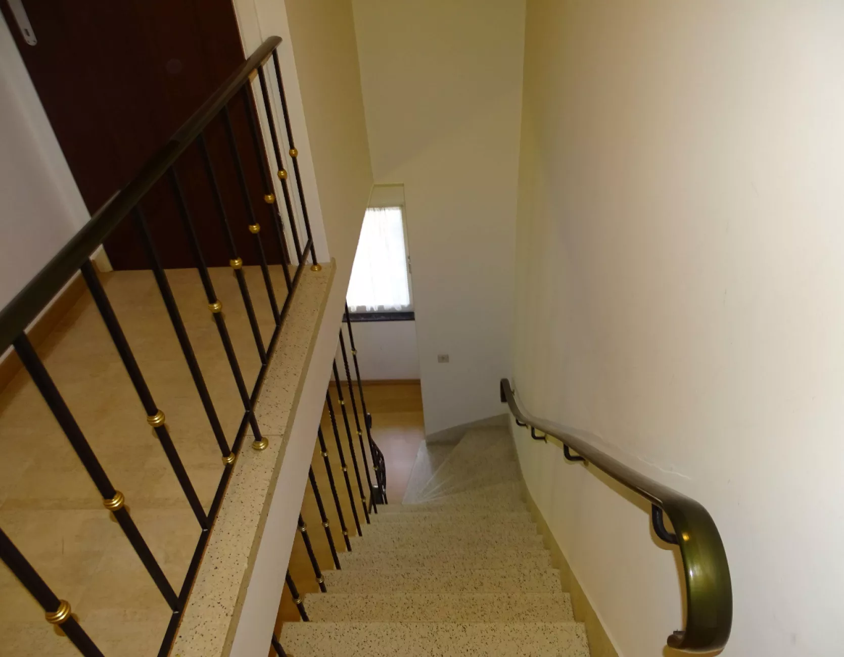 Handelsruimte met tuin en appartement