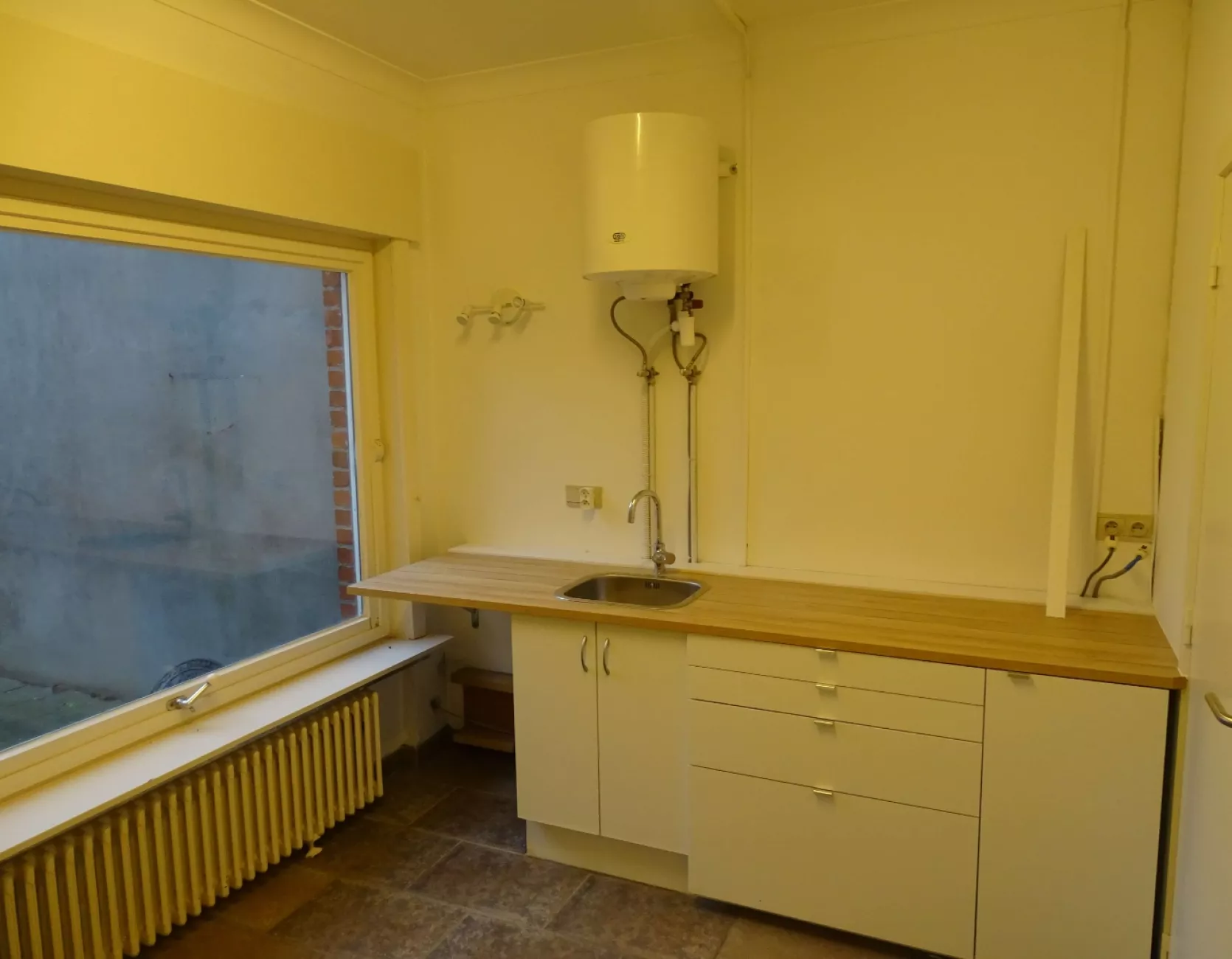 Handelsruimte met tuin en appartement