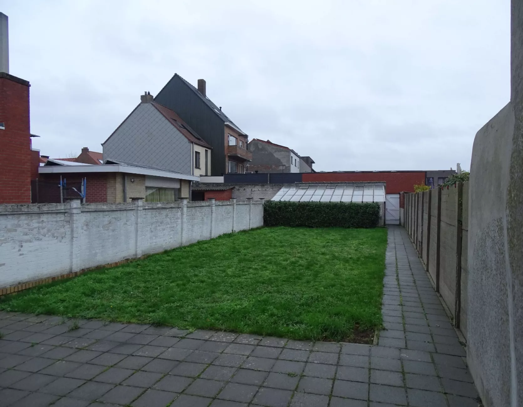 Handelsruimte met tuin en appartement