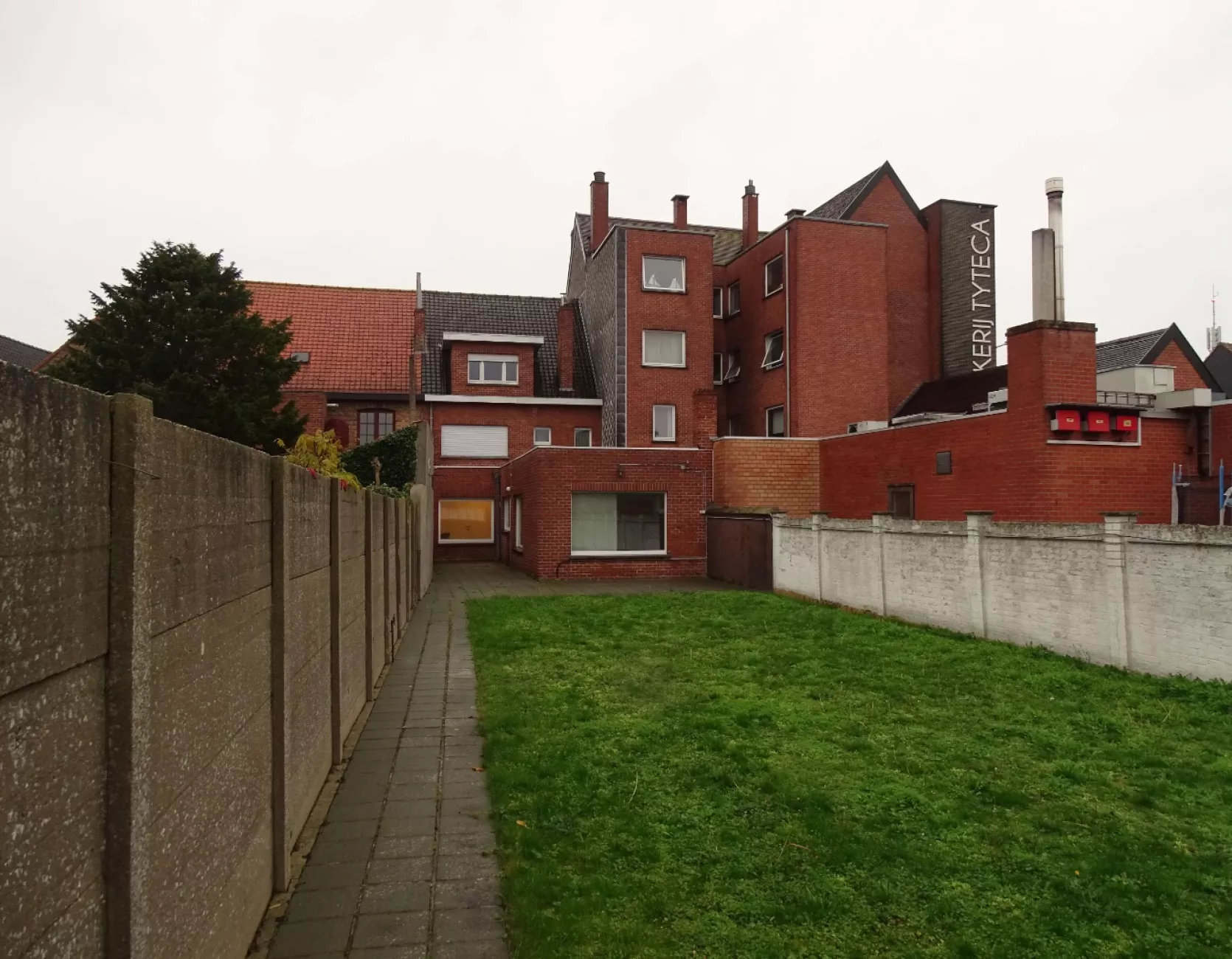 Handelsruimte met tuin en appartement